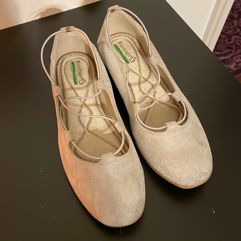 Suede bungee flats with memory foam. Gently worn
